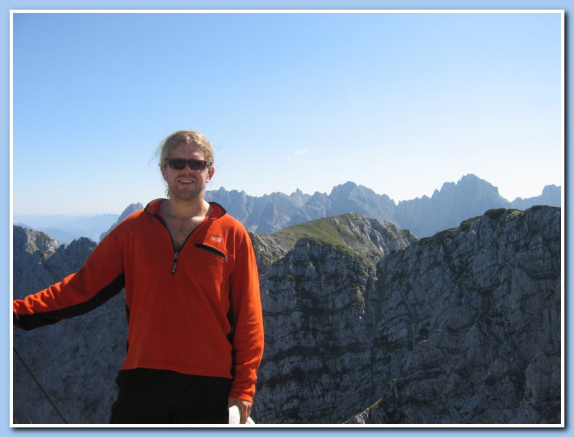 2009-09-08 Pyramiden (11) Me at Pyra. summit and Wilder Kaiser in bg.